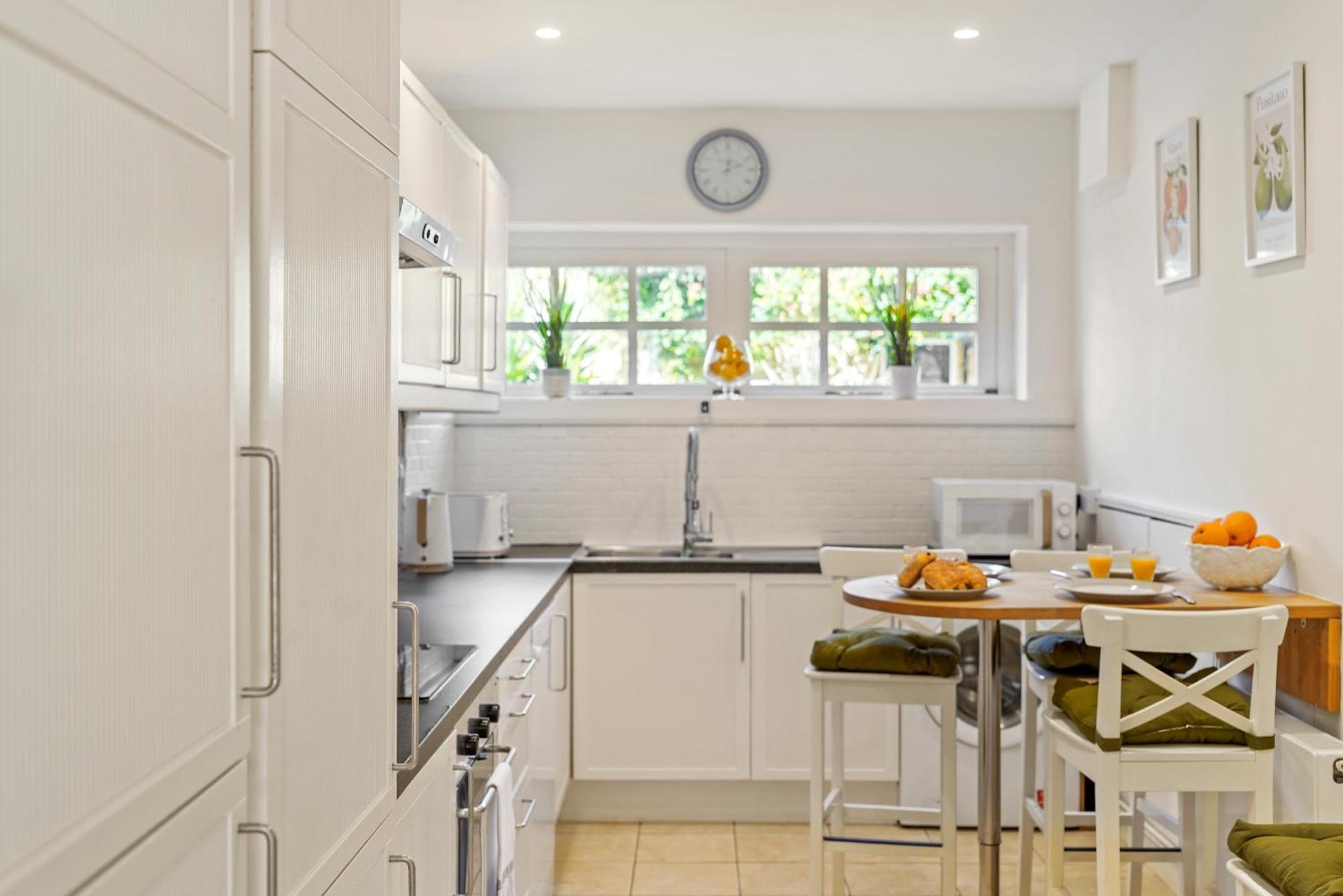 3 Bedroom Mews Home - Clapham Common - Free Private Parking - Sleeps 5 - Newly Refurbished - Sweetpea & Pillow Properties Λονδίνο Εξωτερικό φωτογραφία