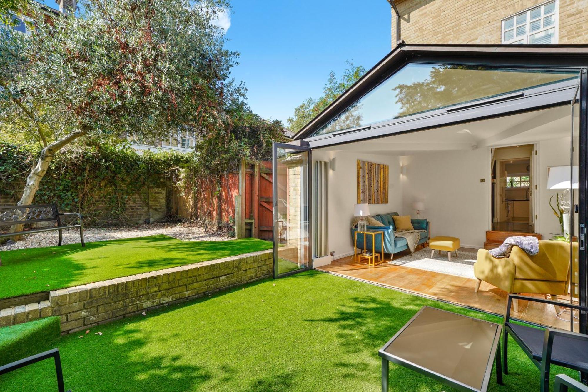 3 Bedroom Mews Home - Clapham Common - Free Private Parking - Sleeps 5 - Newly Refurbished - Sweetpea & Pillow Properties Λονδίνο Εξωτερικό φωτογραφία