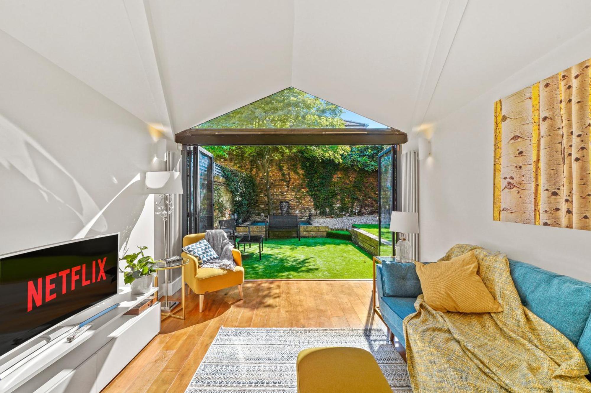 3 Bedroom Mews Home - Clapham Common - Free Private Parking - Sleeps 5 - Newly Refurbished - Sweetpea & Pillow Properties Λονδίνο Εξωτερικό φωτογραφία